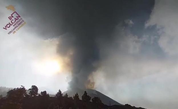 La colada sur crece y avanza hacia el mar en La Palma